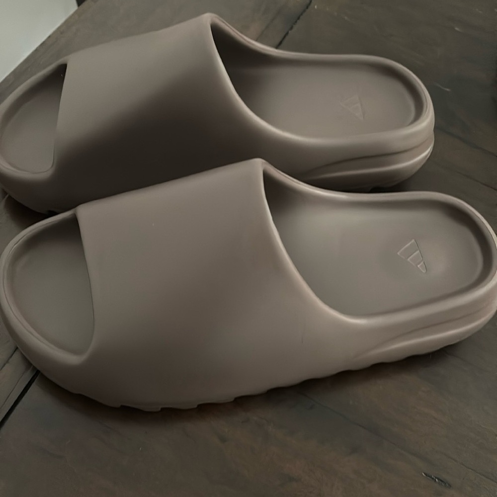 SOOT YEEZY SLIDES SIZE 10